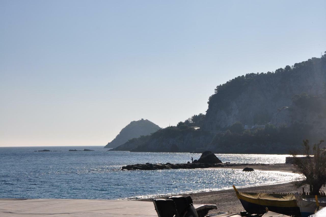 Una Spettacolare Vista Mare - Casa Con Jacuzzi Bergeggi Buitenkant foto
